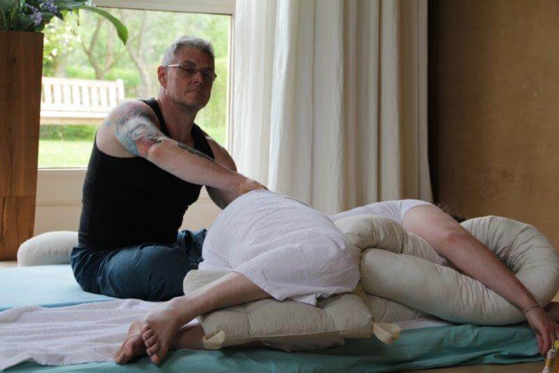 Careful acupressure treatment of lower back pain